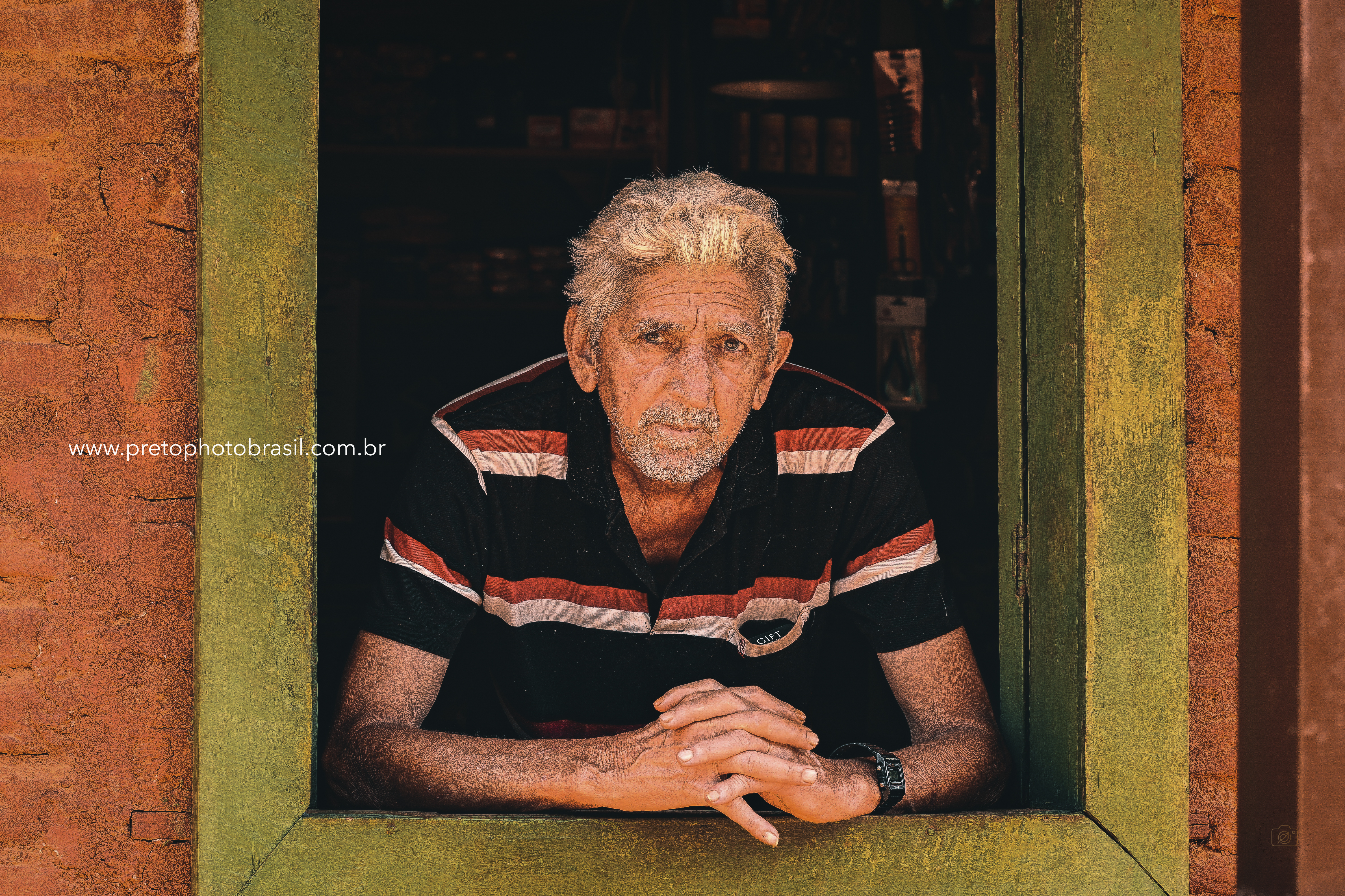 Um velho senhor ao longo do caminho
